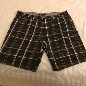 O’Neill men’s black plaid shorts